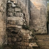 Mur de l'abbaye et tour Abélard